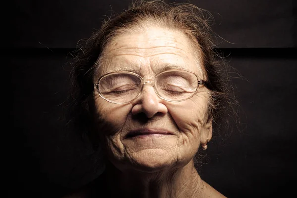 Portret Van Een Oudere Vrouw Met Een Bril Met Gesloten — Stockfoto
