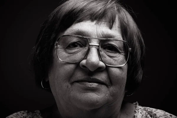 Studio Porträtt Äldre Kvinna Med Glasögon Lugn Tonas — Stockfoto