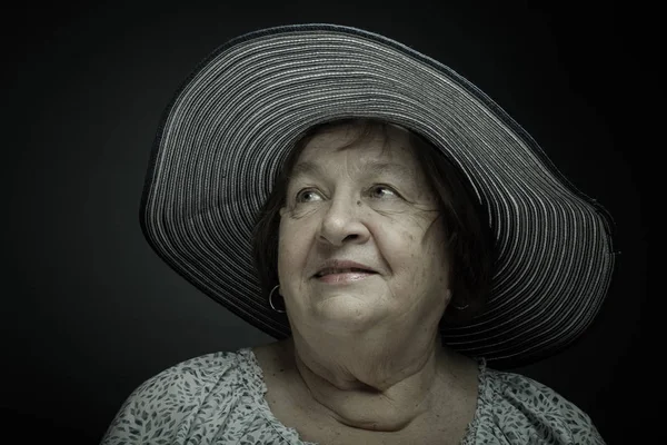 Retrato Estudio Anciana Con Sombrero Sonríe Tonificado — Foto de Stock