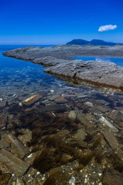 Cape Stolbchaty. Cape Kunashir Adası batı kıyısında. Mendeleyev volkanın bazaltik lavaş katmanların oluşur.