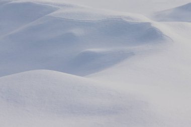 Rüzgârla oluşan kar yığını yüzeyi gibi bir oyuncak ayı namlu. Seçici odak. Sığ derinlik-in tarla.