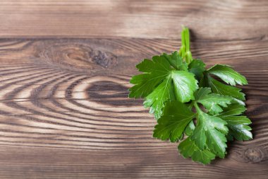 Eski ahşap tahta üzerinde maydanoz