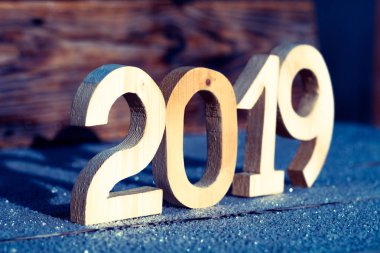 Ahşap arka plan üzerinde ahşap numarası 2019. Mutlu yeni yıl 2019.