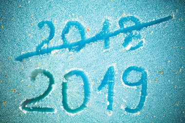 Yazıt 2019 ve hoarfrost tarafından camına dışarı çapraz 2018.