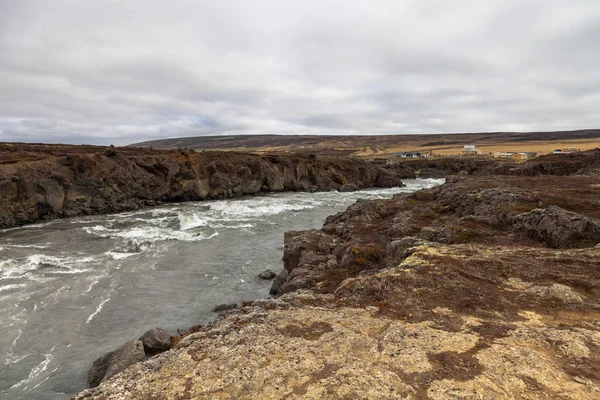 Вода Водопада Годафосс Красивая Часть Каменистого Скалистого Пустынного Пейзажа Исландии — стоковое фото