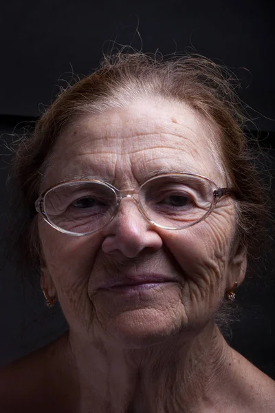 Retrato Uma Mulher Idosa Com Óculos — Fotografia de Stock