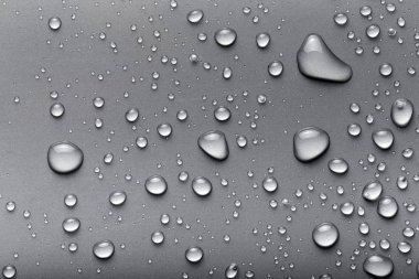 Bir renk arka plan üzerinde Su damlacıkları. Gri. Tonda.