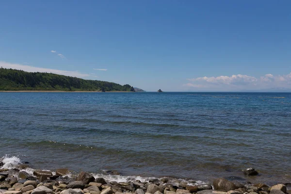 Cape Stolbchaty Mys Západním Pobřeží Ostrova Kunaširem Skládá Vrstev Čedičové — Stock fotografie