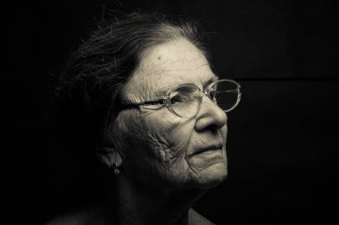 Gözlüklü yaşlı bir kadın portresi