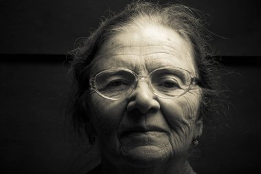 Gözlüklü yaşlı bir kadın portresi