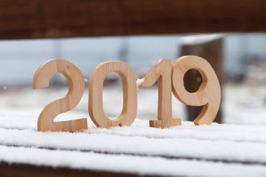 Ahşap figürler 2019 karlı bankta. Yeni yıl ve Noel Tema.