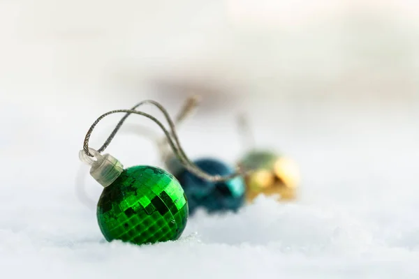 Ano Novo Tema Natal Com Bola Brilhante Neve Foco Seletivo — Fotografia de Stock