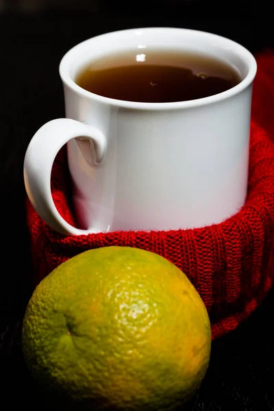 Weißer Becher Mit Tee Und Warm Gestricktem Schal Auf Dunklem — Stockfoto