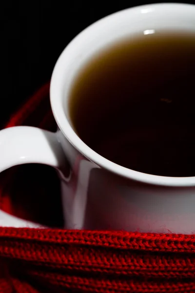 Weißer Becher Mit Tee Und Warm Gestricktem Schal Auf Dunklem — Stockfoto