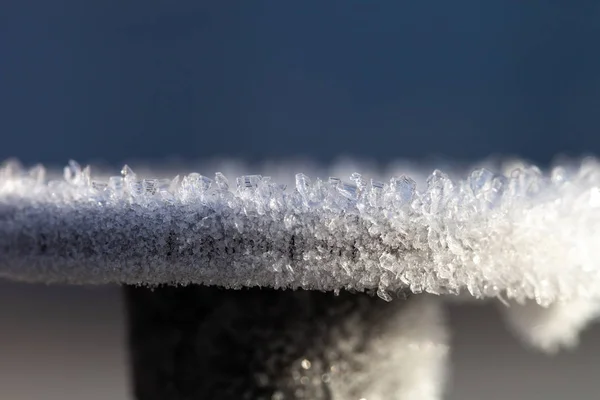 Vorst Een Oppervlak Van Gietijzer Eerste Lichte Vorst Ondiepe Scherptediepte — Stockfoto