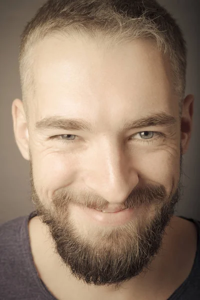 Retrato Jovem Com Barba Tonificado — Fotografia de Stock