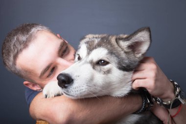 Köpekli genç bir adamın portresi..