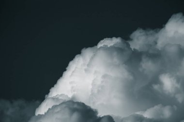 Mavi gökyüzü beyaz cumulus bulutları ile. Tonda.