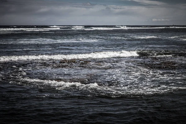 暴风雨海风景在冰岛 — 图库照片
