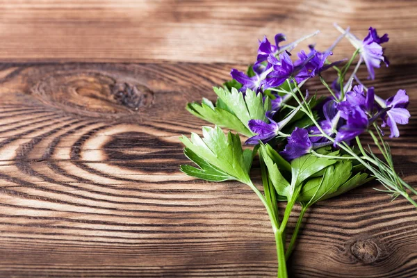 Fiori Campo Blu Erbe Giardino Trovano Una Vecchia Tavola — Foto Stock