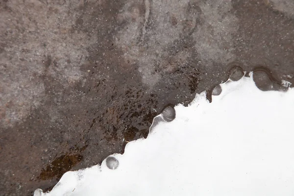 水たまりの上に氷の抽象的なパターン — ストック写真