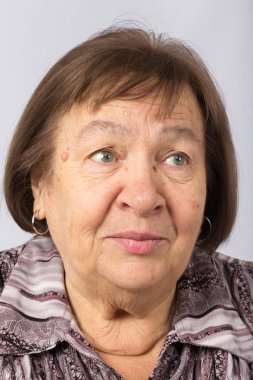 Yaşlı bir sürpriz kadın portresi