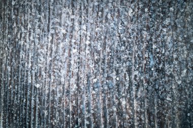 Frost eski bir ahşap yüzeyde. Kış çiğ ve donma. 