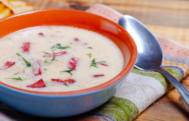 Ekşi krema, ekmek ve yanmış ahşap ta baharat ile baharatlı çorba