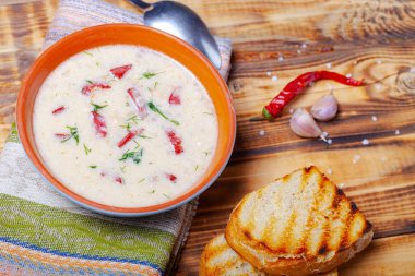 Ekşi krema, ekmek ve yanmış ahşap ta baharat ile baharatlı çorba