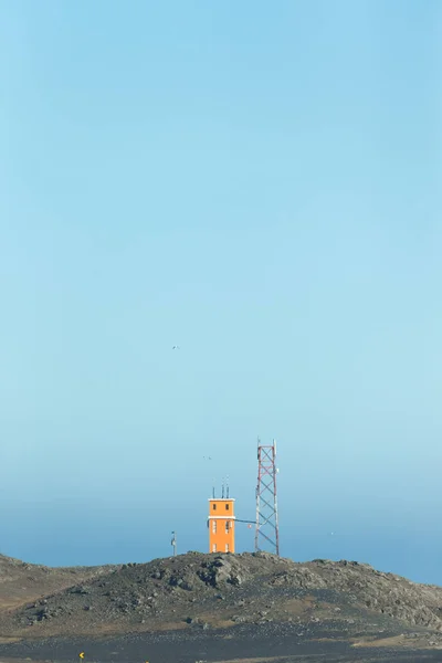 Edificio tecnico e torre metallica su una collina sulla costa. Icela — Foto Stock