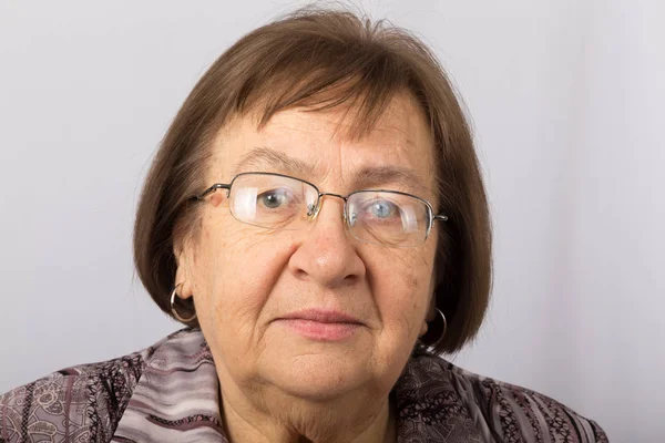 Porträtt av en äldre kvinna med glasögon — Stockfoto