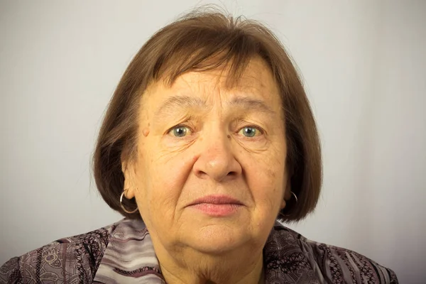 Retrato de uma mulher idosa perturbada. Tonificado — Fotografia de Stock