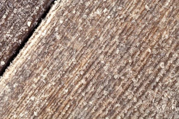 Szron na starych powierzchni drewnianych. Zimowe porannej rosy i zamrażanie — Zdjęcie stockowe
