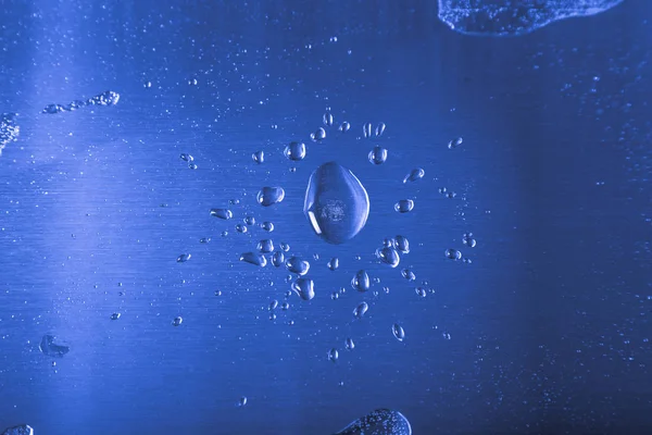 Druppels water in een metalen gootsteen op een moderne keuken. Afgezwakt — Stockfoto
