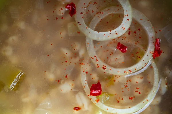 Sopa russa "rassolnik", pão e temperos em mesa de madeira queimada — Fotografia de Stock