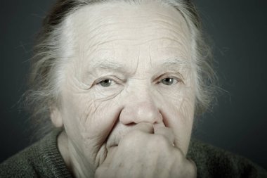 Yaşlı bir kadının portresi. Düşünce. Tonda
