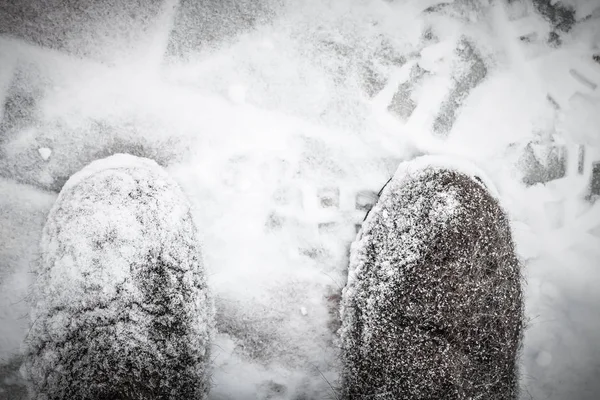 Pernas de mulher velha que compensa um snowdrifts com uma pá de neve. T — Fotografia de Stock