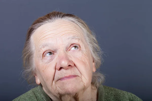 Портрет пожилой женщины. Задумчивость — стоковое фото