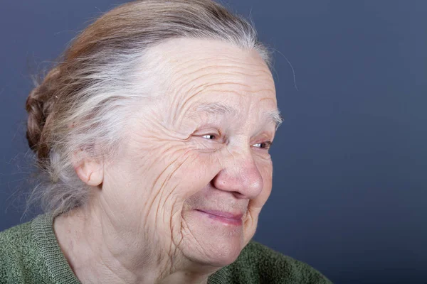 Portret van oudere vrouw. Lachen — Stockfoto