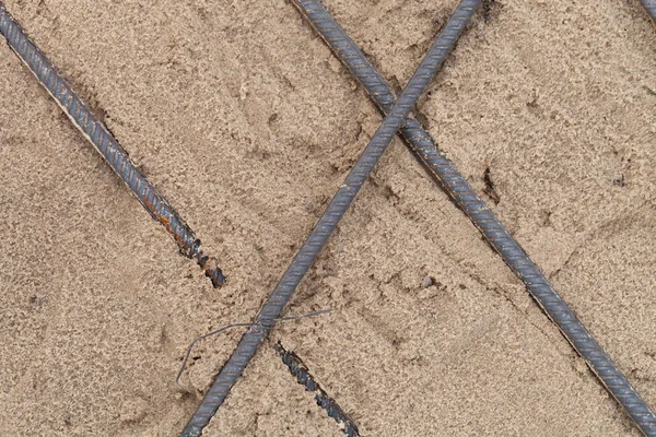 De metalen fittingen gelegd in zand. Voorbereiding voor het gieten van Concret — Stockfoto