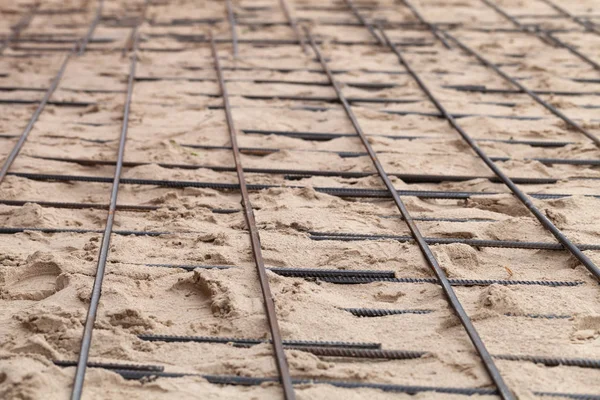 Металева фурнітура закладена в пісок. Підготовка до заливки бетону — стокове фото