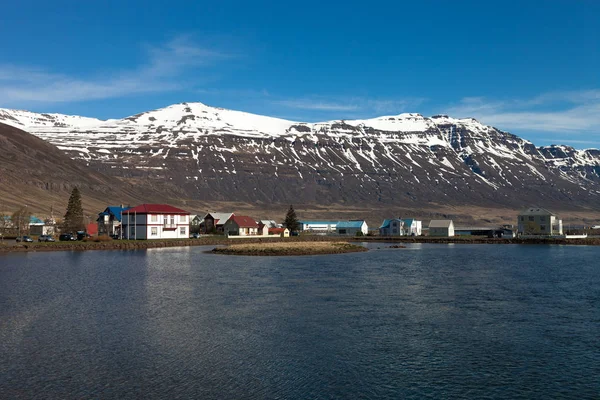 Pequena aldeia nos fiordes da Islândia — Fotografia de Stock