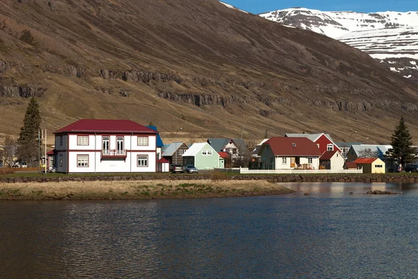 Utsikt till den lilla staden och snöiga bergen i fjorden Icela — Stockfoto