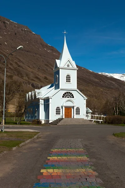 Iglesia blanca en un pequeño pueblo en los fiordos de Islandia — Foto de Stock