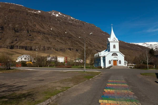 アイスランドのフィヨルドの小さな村の白い教会 — ストック写真