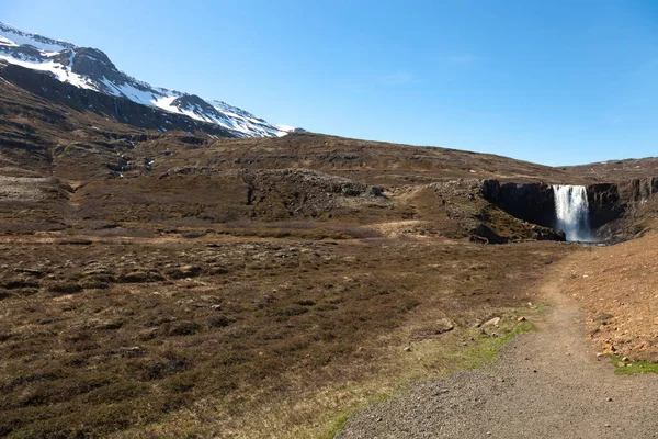 Асфальтована дорога в фіорди Ісландії — стокове фото