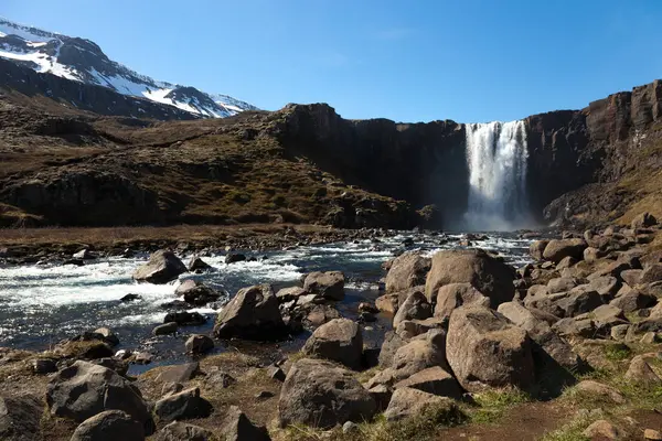 Знаменитий Ісландія водоспади з чистою водою на кам'янистих скелястих МО — стокове фото