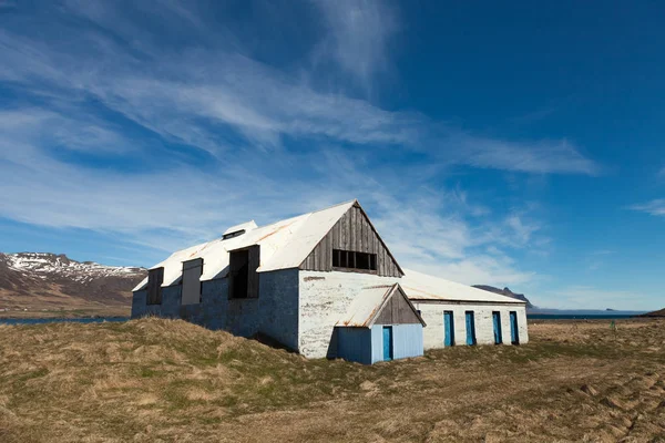 Mały dom w fiordy Islandii — Zdjęcie stockowe