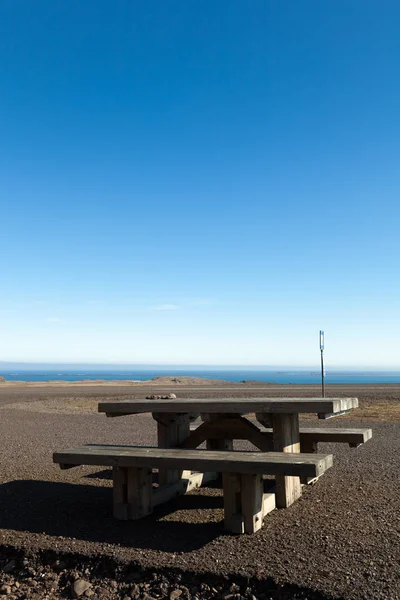 美しい多色の春の土地の木製のベンチとテーブル — ストック写真