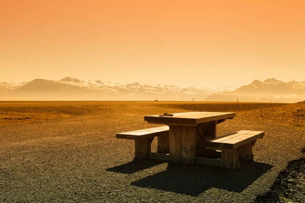 Holzbank und Tisch auf einer schönen bunten Frühlingslandschaft — Stockfoto
